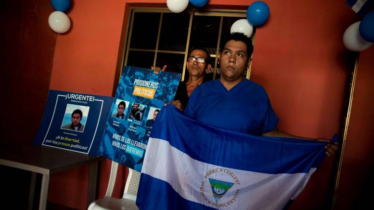 El "preso político" Hansell Vásquez posa tras ser liberado y llevado a casa por custodios del Sistema Penitenciario nacional. Foto: Efe